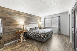 2 soverom, skrivebord, strykejern/-brett og reiseseng for barn