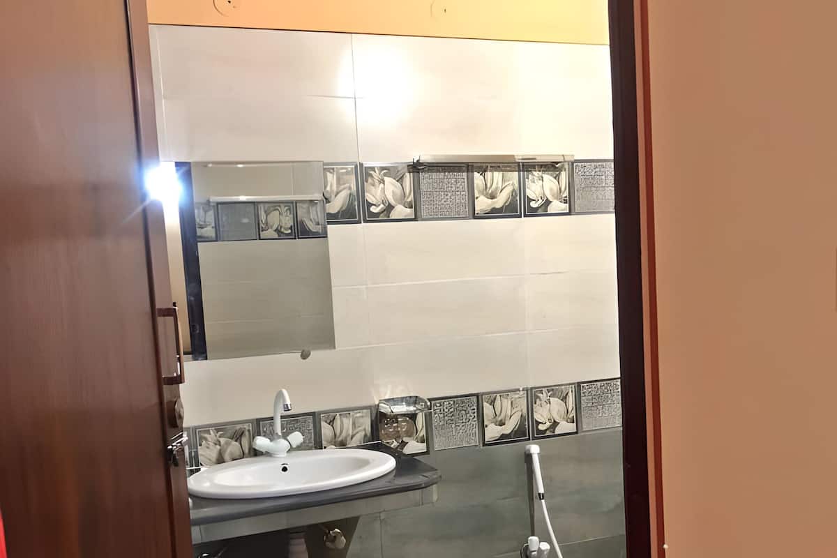 Kamer, 1 twee- of 2 eenpersoonsbedden | Badkamer | Een douche, pantoffels, handdoeken, zeep