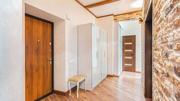 Apartemen, pemandangan halaman | 1 kamar tidur, tirai kedap cahaya, kedap suara, dan setrika/meja setrika