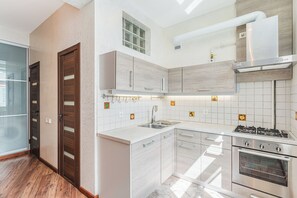 Grand réfrigérateur, micro-ondes, four, plaque de cuisson