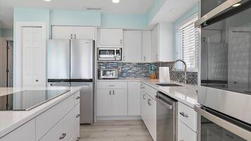 ثلاجة، ميكروويف، فرن، موقد طهي مسطح