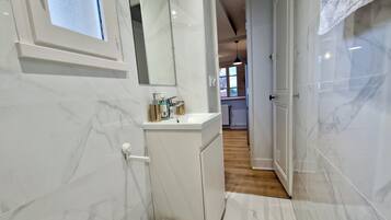 Douche, sèche-cheveux, serviettes fournies