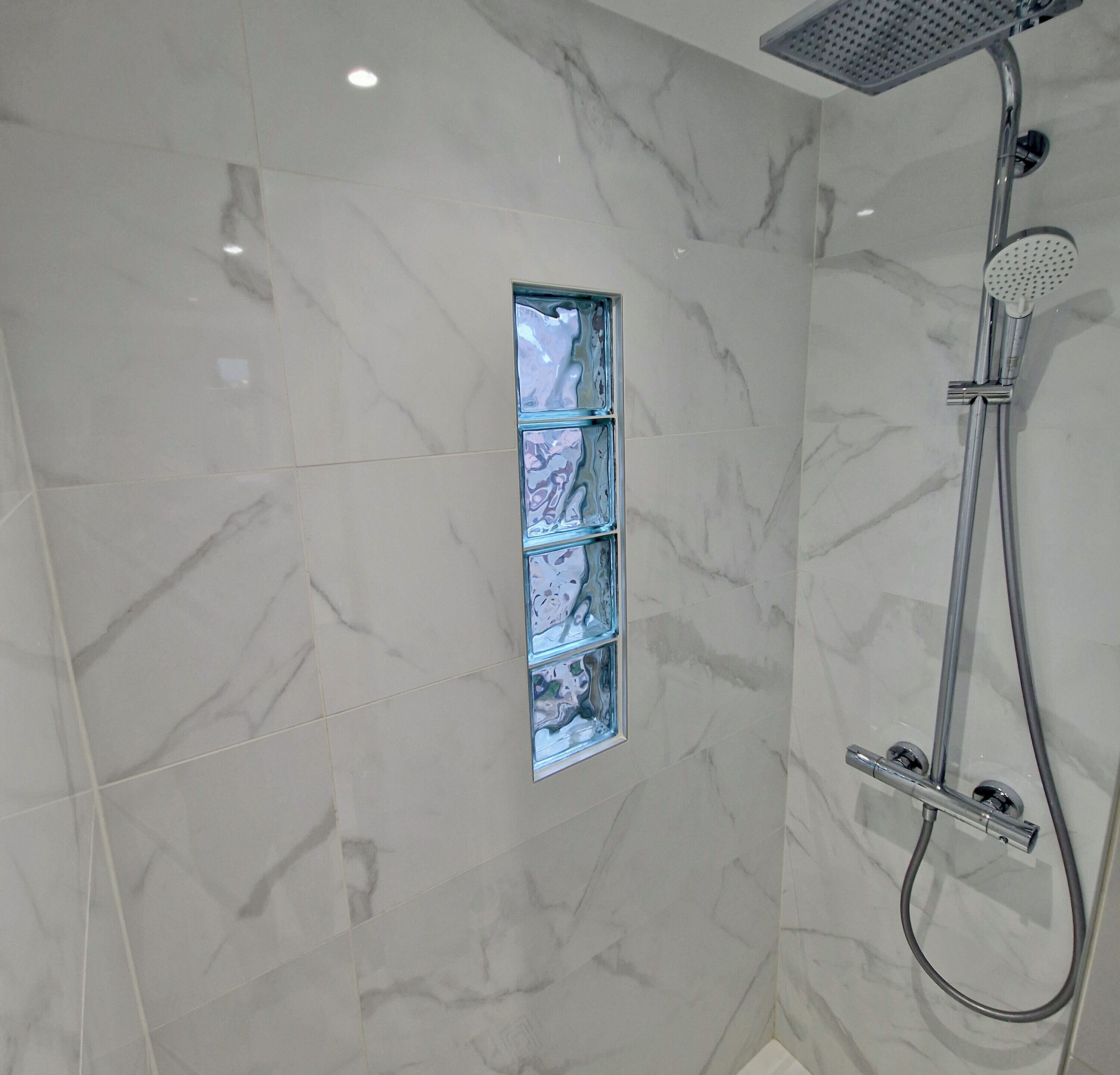 Douche, sèche-cheveux, serviettes fournies