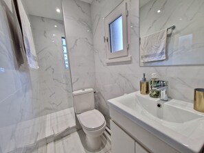 Een douche, een haardroger, handdoeken