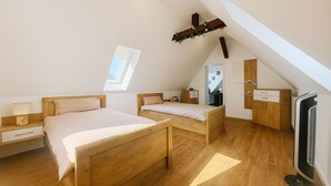 A bedroom with two wooden beds, a desk, a chair, a wardrobe, and a television. - Lux Suites Leipzig Paradise Apartment (Leipzig)