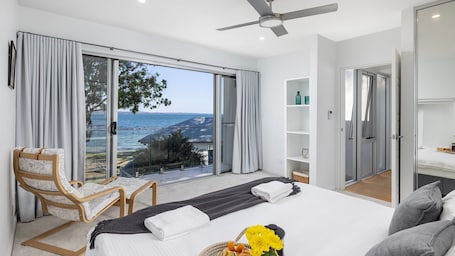 4 Schlafzimmer, Bügeleisen/Bügelbrett, Reisekinderbett, WLAN. Foreshore Bliss - waterfront luxury accommodation, water views