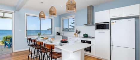 Réfrigérateur, four à micro-ondes, un four, surface de cuisson