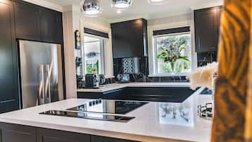 Kjøleskap, mikrobølgeovn, ovn og kokeplater