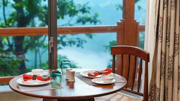 Grand Vileen Duplex with Kids Room | Room service - dining