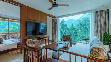 Luxury Suite | Living area | TV