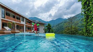 2 outdoor pools, pool umbrellas