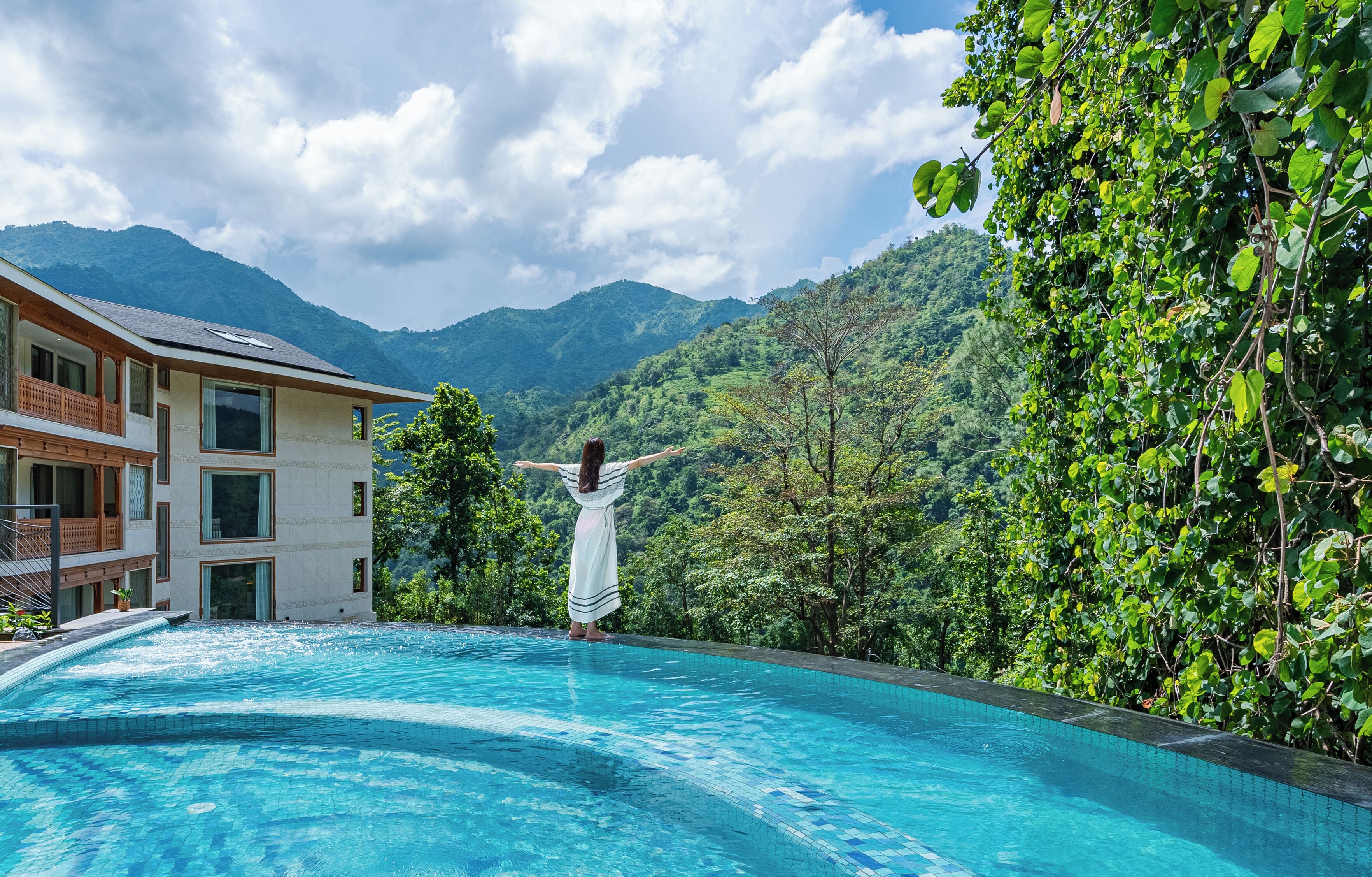 2 outdoor pools, pool umbrellas