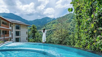 2 outdoor pools, pool umbrellas