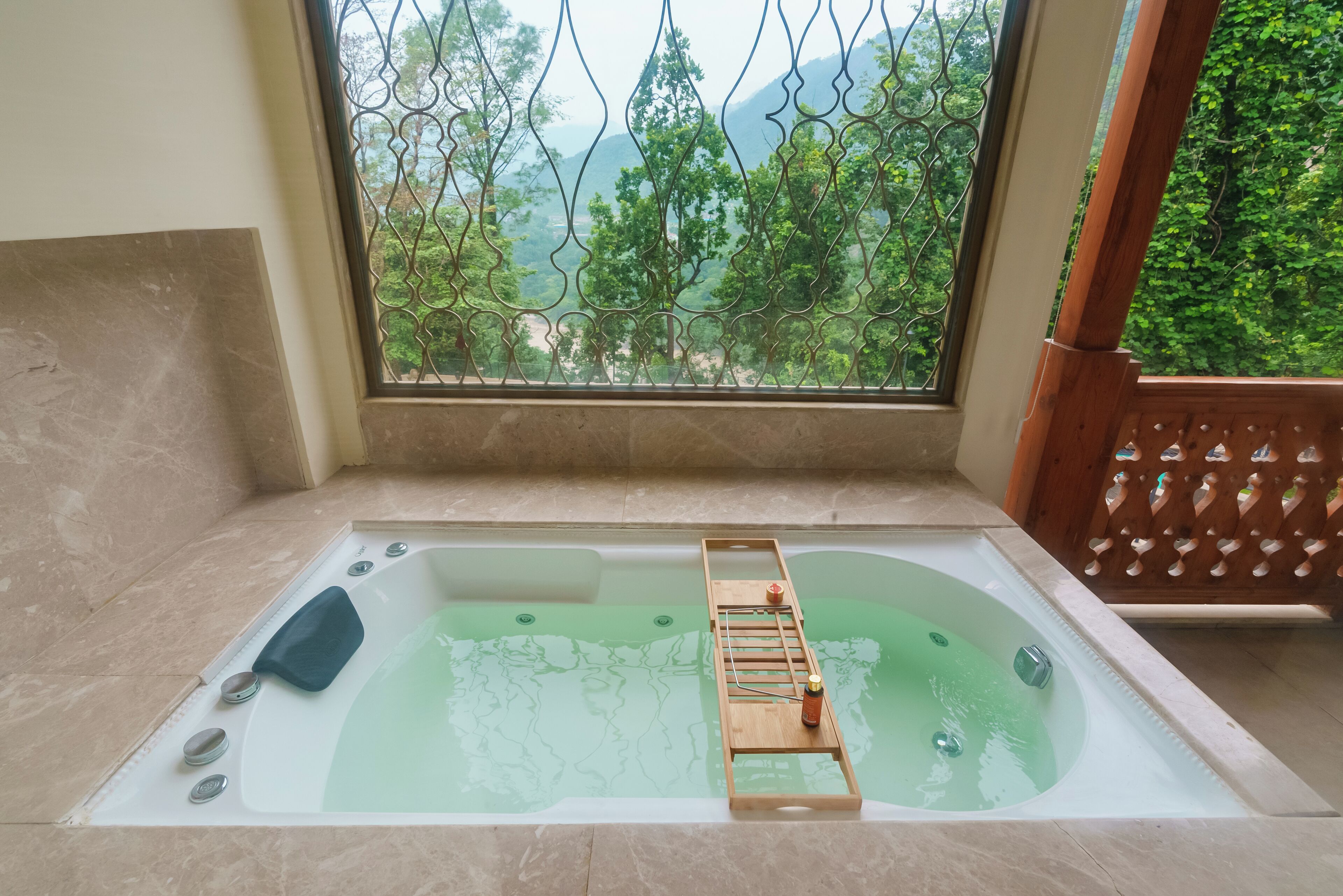 Signature Family Suite | Deep-soaking bathtub
