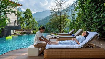 2 outdoor pools, pool umbrellas