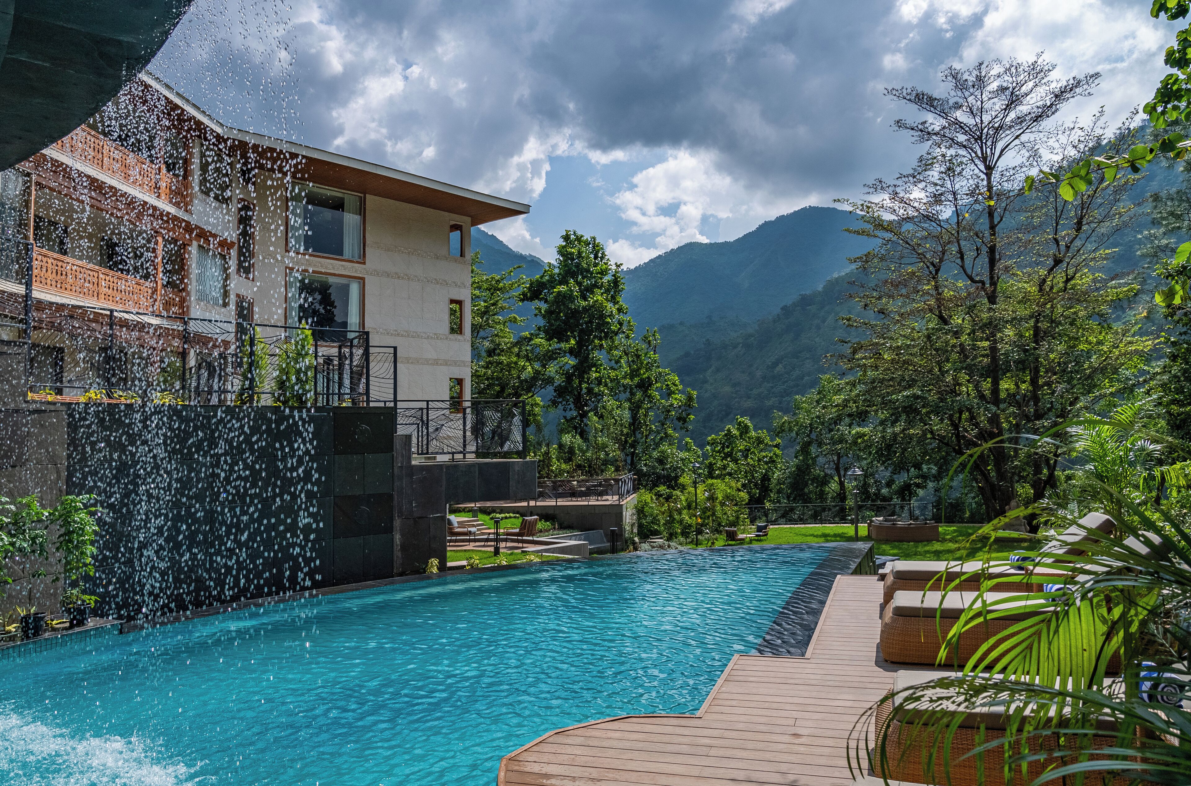 2 outdoor pools, pool umbrellas