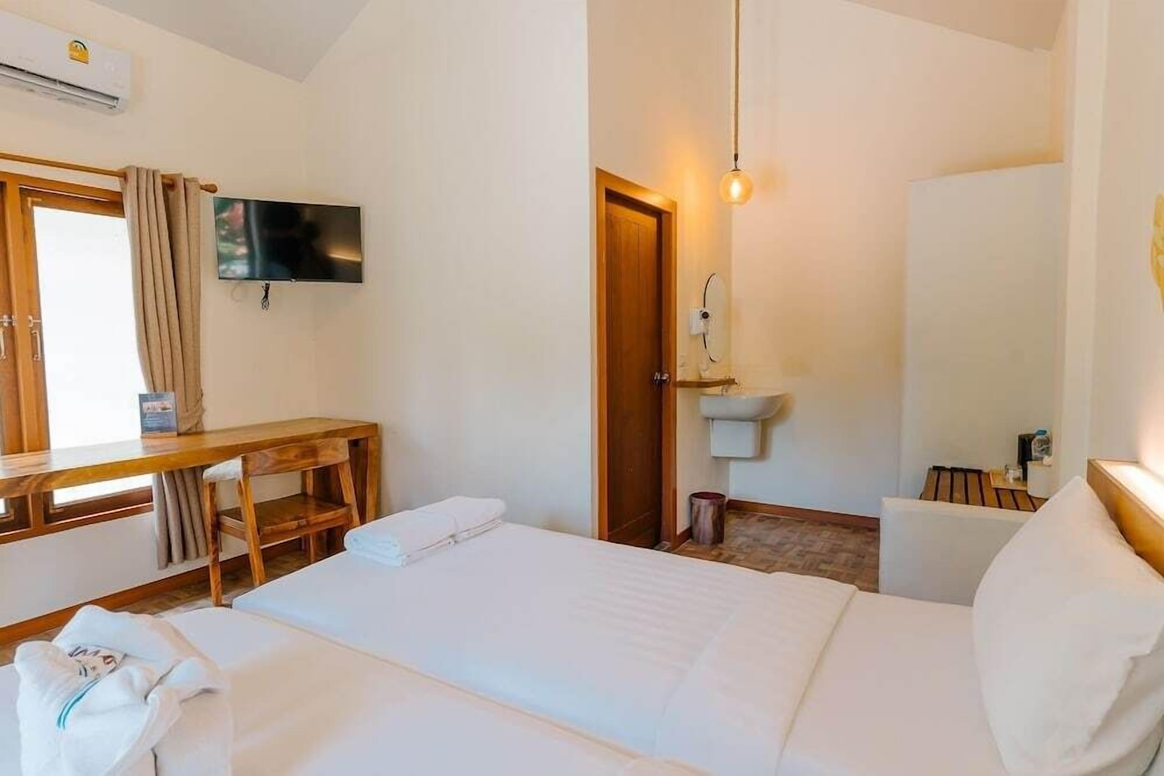 In-room safe, free WiFi, bed sheets