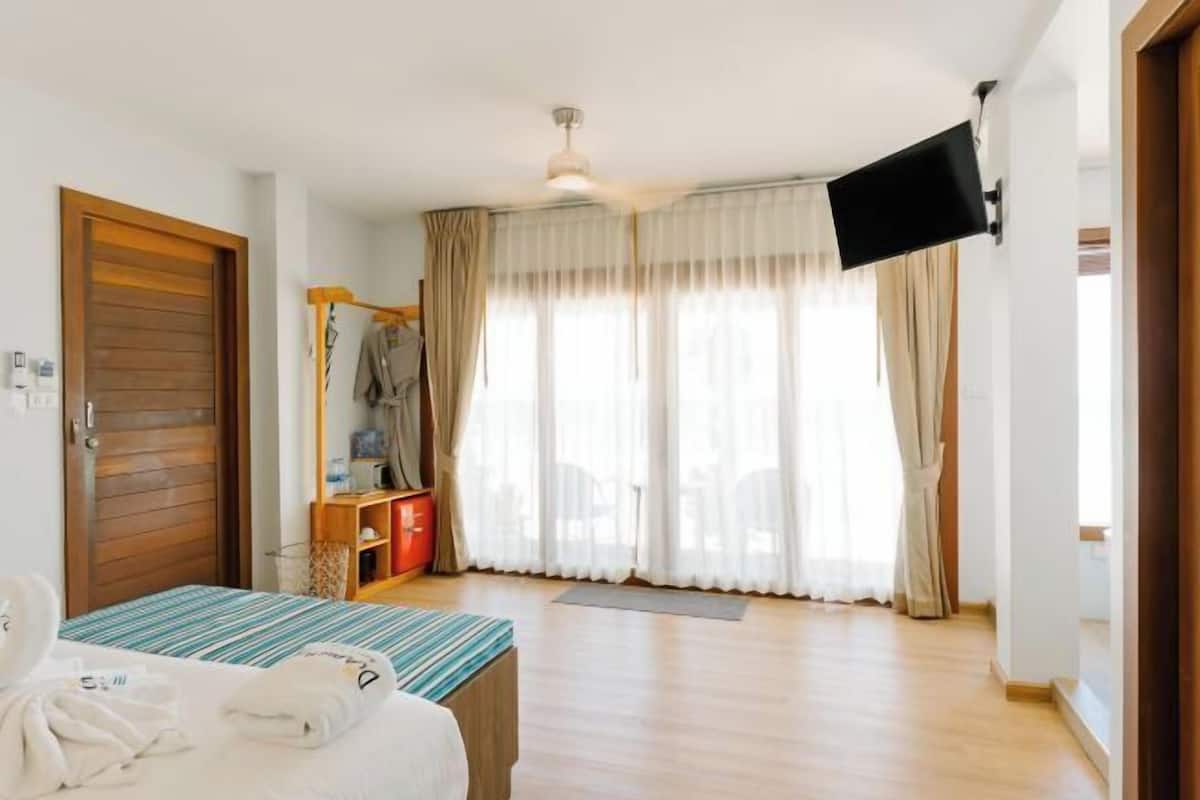 In-room safe, free WiFi, bed sheets