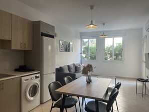 Luxury Apartment, City View | Private kitchen