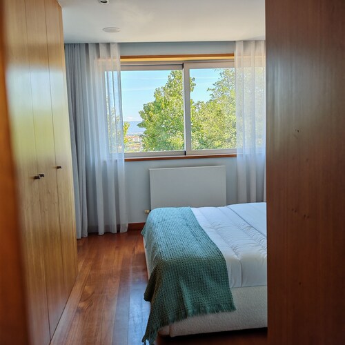 5 minutes from the city center. 5 bedroom house Ideal for families and/or groups