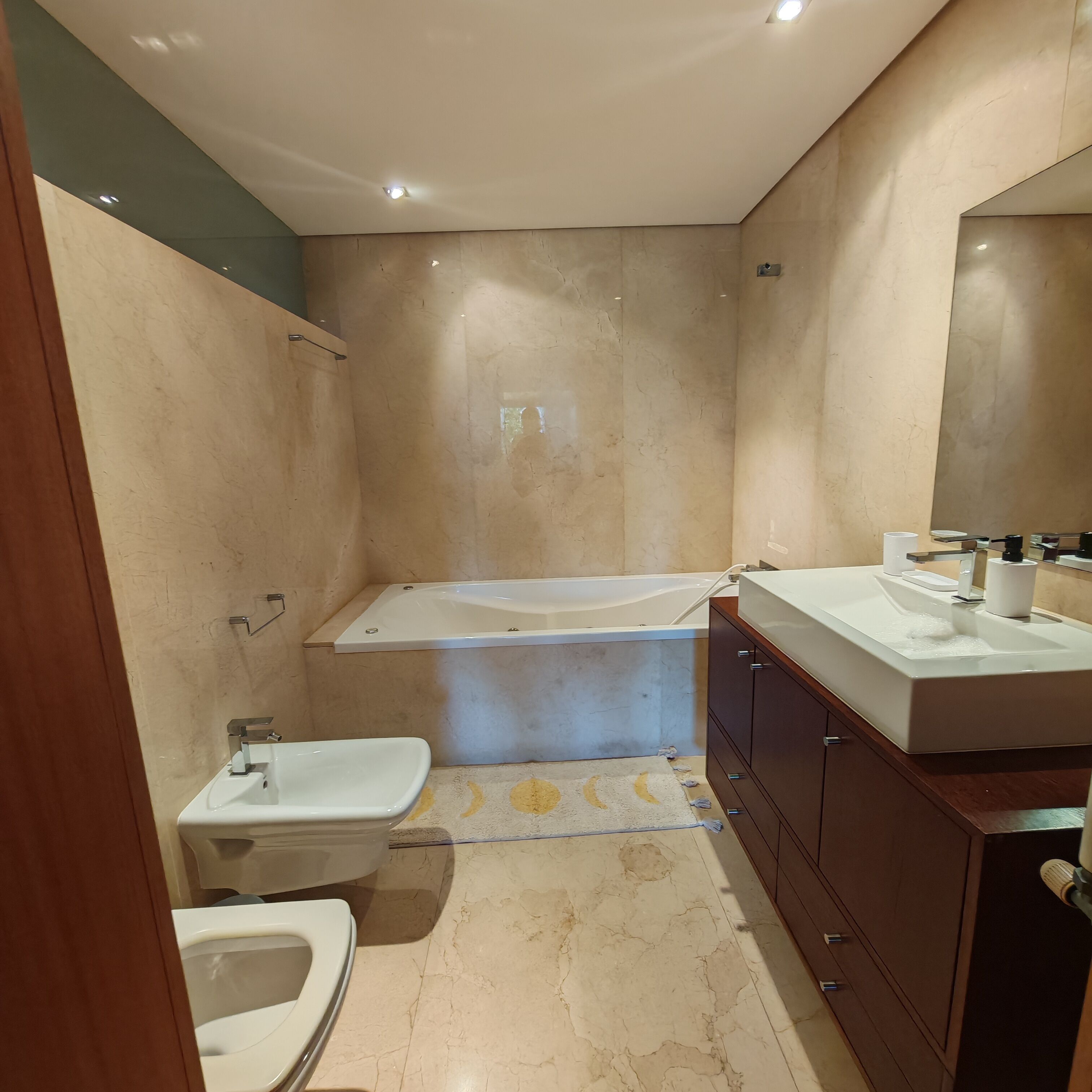 ヘアドライヤー、ビデ、タオル、石鹸