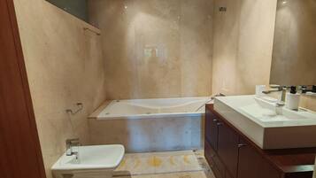 Haartrockner, Bidet, Handtücher, Seife