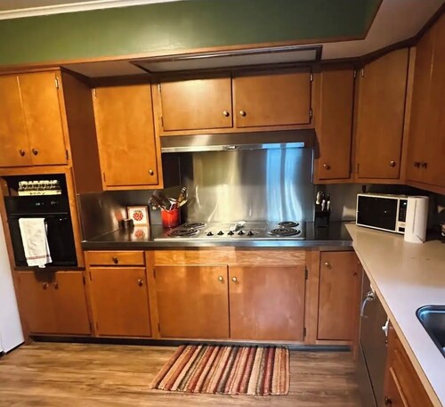 Vintage 4-bedroom house with WiFi in Schroon Lake
