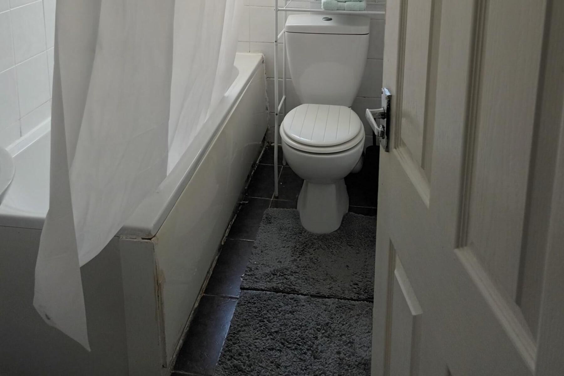 Dype avslapningsbadekar, håndklær og toalettpapir