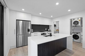 Frigorífico, microondas, horno y placa de cocina