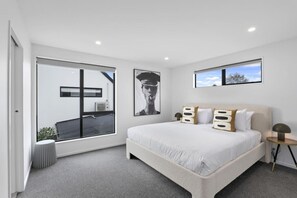 4 bedrooms, desk, iron/ironing board, WiFi