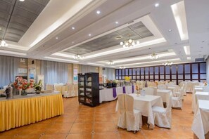 A banquet hall with round tables, a buffet area, and a stage. - Yiyang Hotel (Yiling Wanda Plaza, Yichang Three Gorges Enterprise Base) (Yichang)