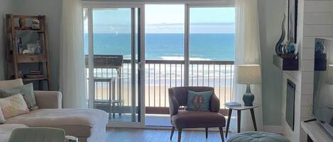 Televisión, chimenea, reproductor de DVD y tenis de mesa