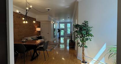 Charming 2-bedroom condo with AC and WiFi in terrific Montréal