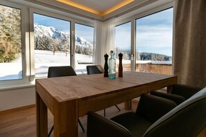 Comfort-Apartment | Essbereich im Zimmer