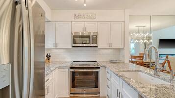 ثلاجة، ميكروويف، فرن، موقد طهي مسطح