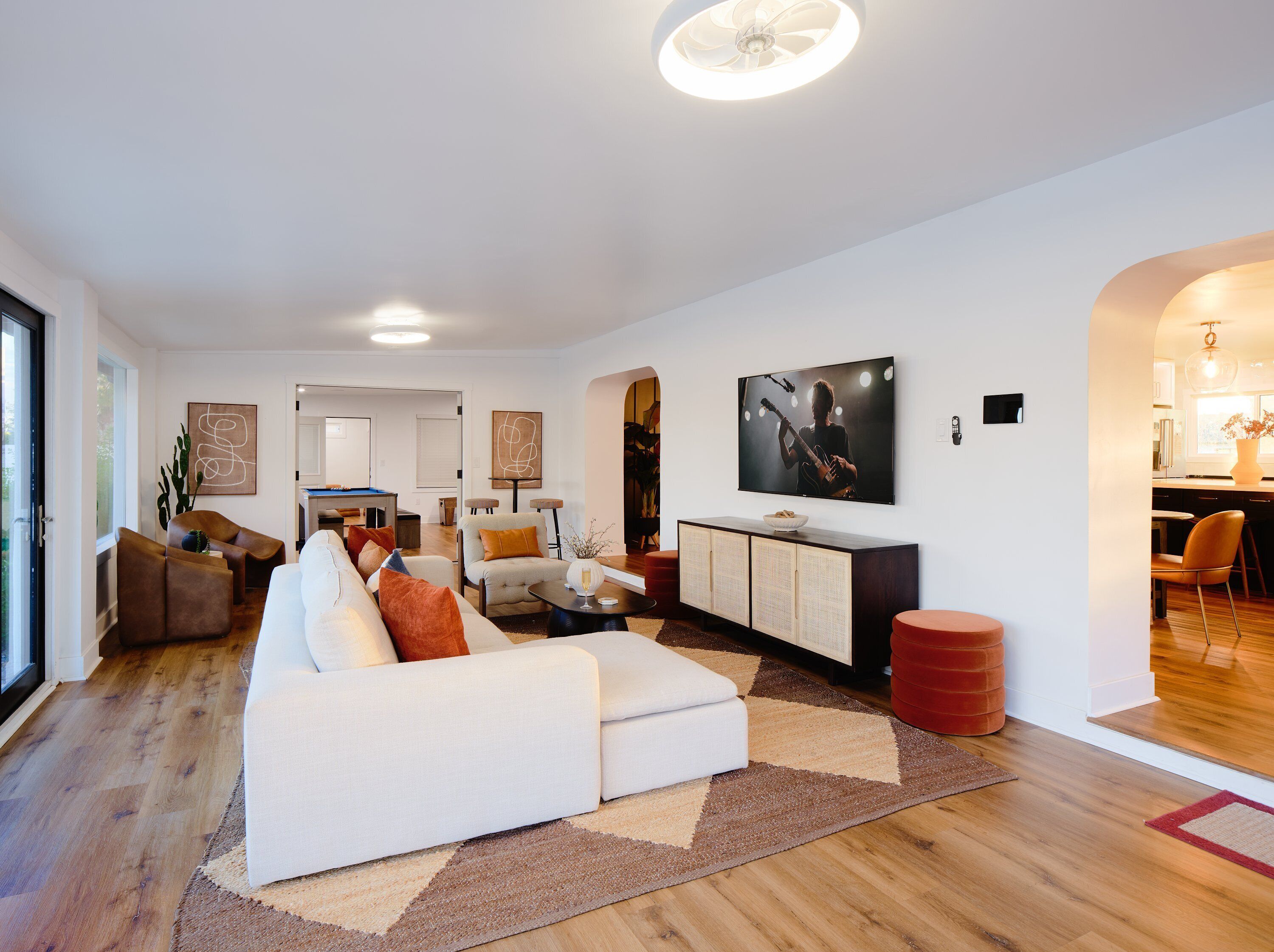 Smart TV, fireplace, ping pong, books