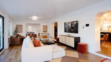 Smart-tv, pejs, bordtennisbord, bøger