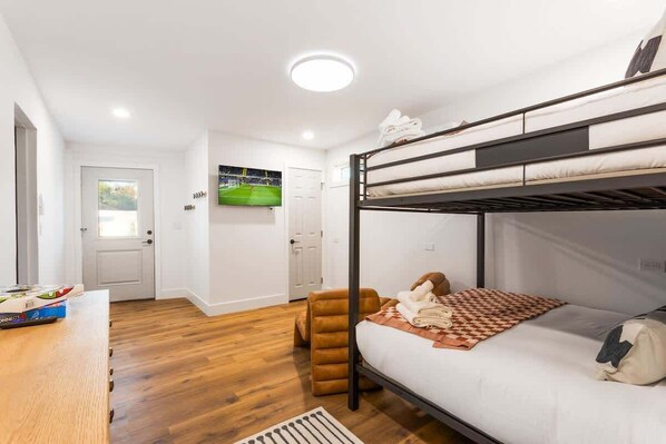 6 chambres, fer et planche à repasser, lit de bébé portatif