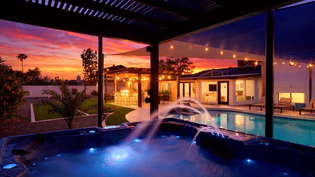 A hot tub with water jets, a pool, and a sunset view. - Sunburst Estate - Pool - Hot Tub - Tons of Games! (Scottsdale)