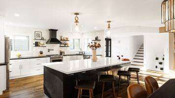 冰箱、微波炉、烤箱、炉灶