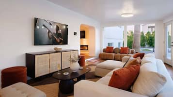 Smart-TV, Kamin, Arbeitsbereiche