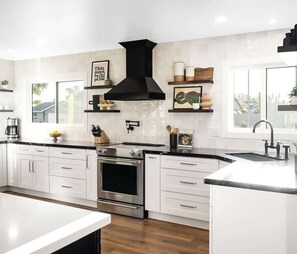 Fridge, microwave, oven, stovetop - Sunburst Estate - Pool - Hot Tub - Tons of Games! (Scottsdale)
