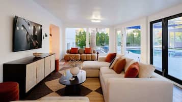 Smart-TV, Kamin, Arbeitsbereiche