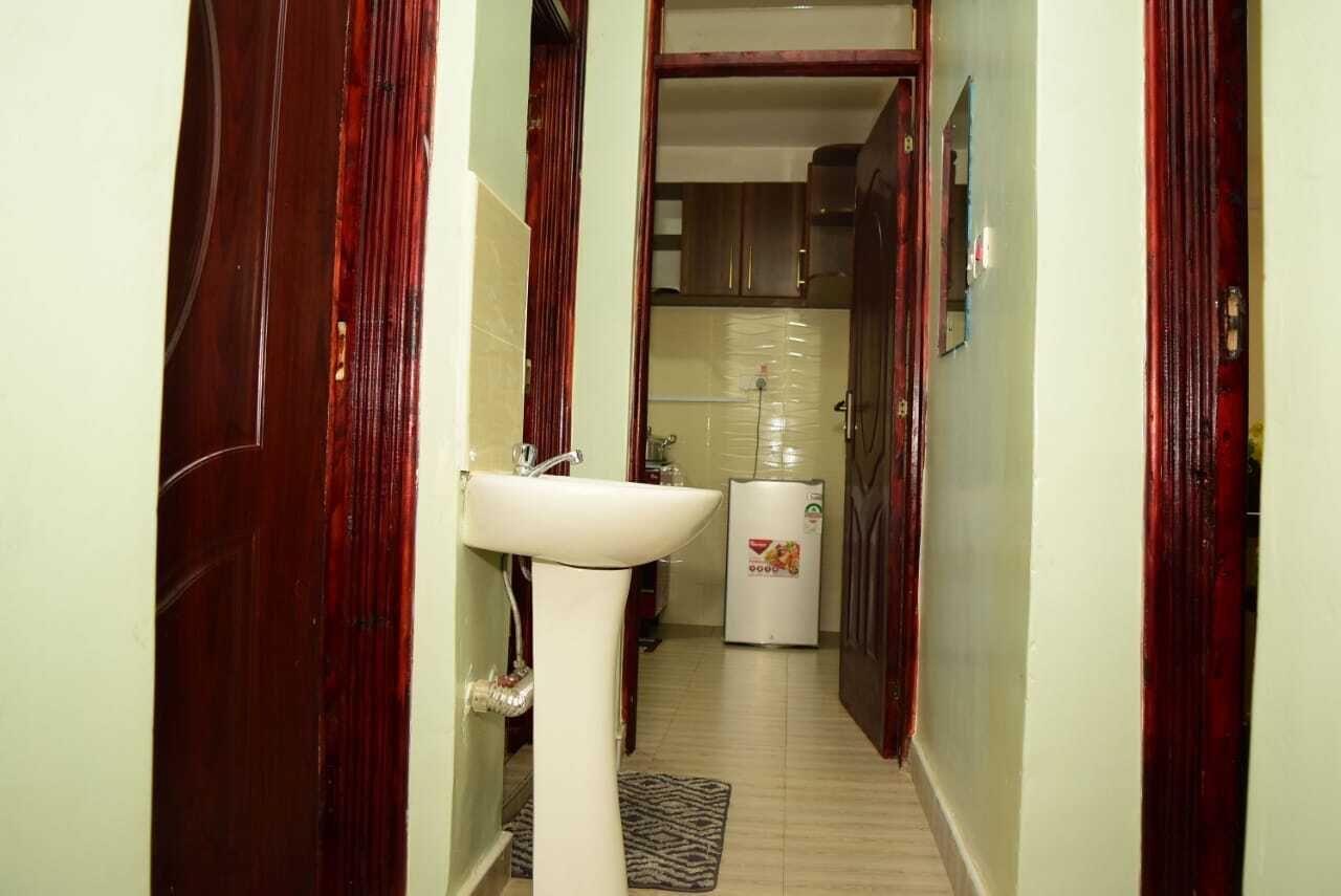 Familie appartement, uitzicht op stad | Badkamer | Een douche, pantoffels, handdoeken, zeep