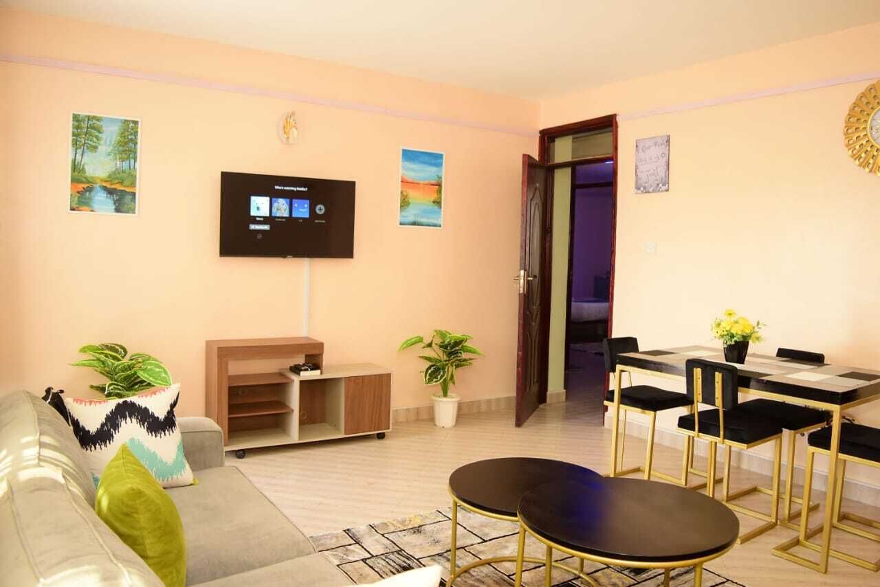 Familie appartement, uitzicht op stad | Woonruimte | Een 24-inch smart-tv met digitale zenders