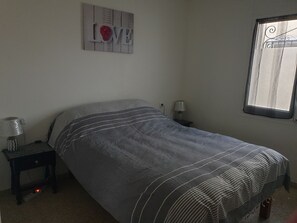 3 bedrooms, iron/ironing board - Air-conditioned vacation home near beach and park (empuriabrava)