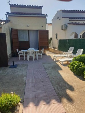 Outdoor dining - Air-conditioned vacation home near beach and park (empuriabrava)