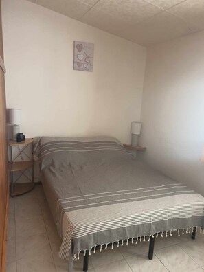 3 chambres, fer et planche à repasser