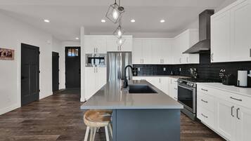 冰箱、微波炉、烤箱、炉灶