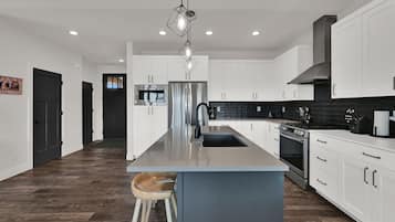 Een koelkast, een magnetron, een oven, een kookplaat